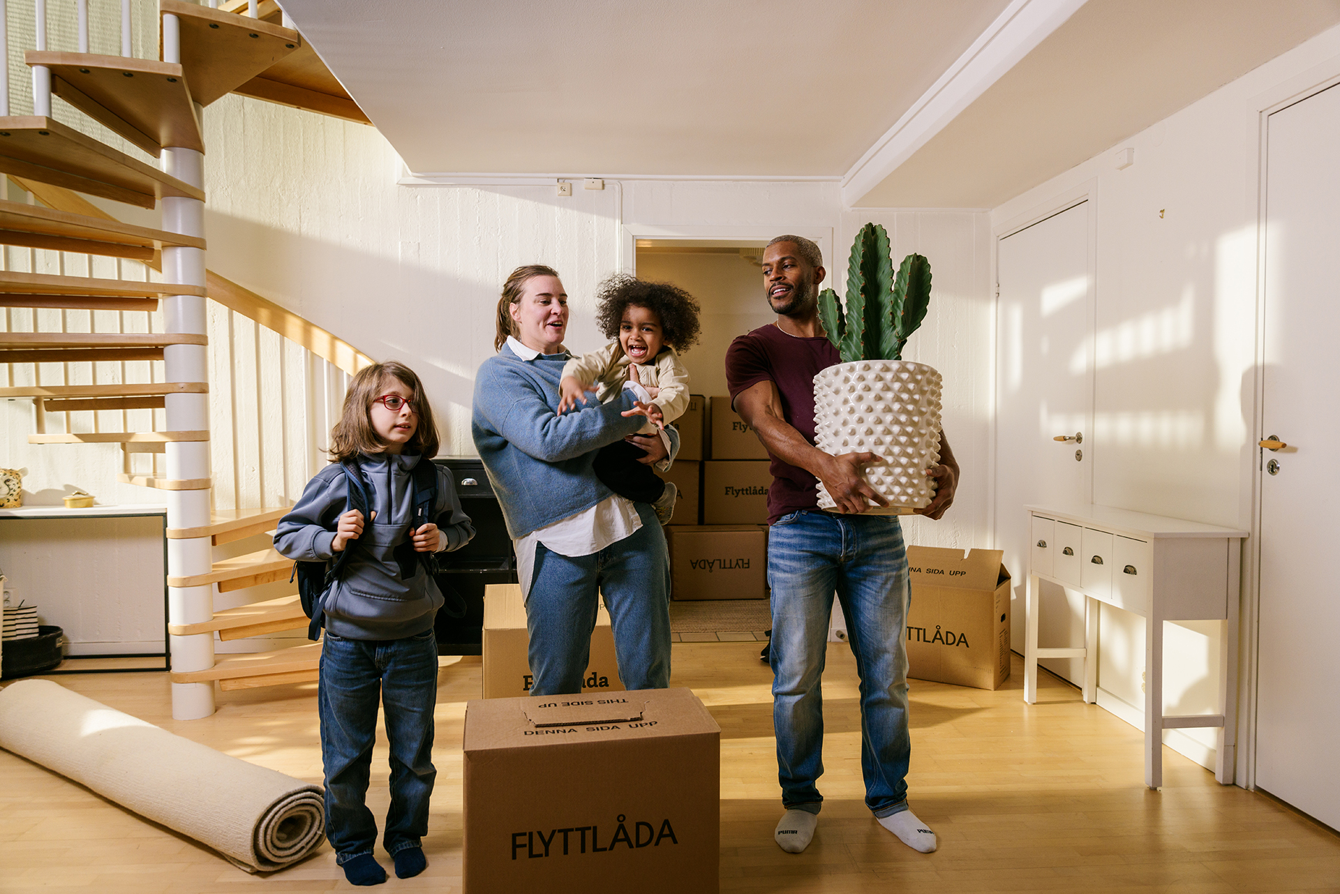 Inhouse 2501 Småbarnsfamilj Ställer Ner Lådor 1 Liggande