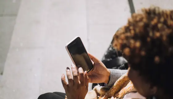 Kvinna Och Mobil (1)